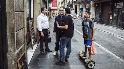 Barrio de El Raval, a cinco minutos del lugar del atentado. De frente, Ibrahim Pérez, portavoz de Musulmanes contra la Islamofobia. Cree que la falta de interlocución del islam español con el Estado provoca la radicalización. En la página siguiente, el camino de huida de Younes.