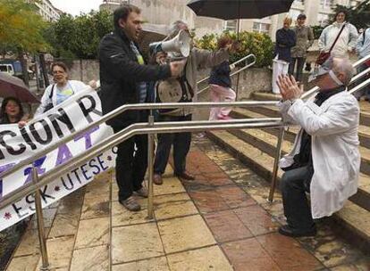 Un trabajador caracterizado como el consejero de Sanidad vasco pide perdón a los manifestantes frente al hospital Santiago de Vitoria durante la huelga de hoy.