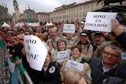 Seguidores de Prodi sostienen carteles con la leyenda "Soy un gilipollas", ayer en Turín.