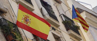 Bandera espa&ntilde;ola y estelada independentista en un edificio de Barcelona.