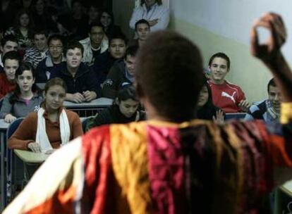 Un momento de la clase que dieron ayer los miembros de la Fundación Mandela en el instituto Antonio Machado.