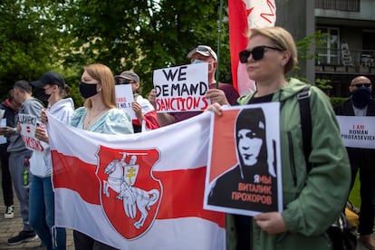Alesia Prokharava (a la derecha), madre de un preso político bielorruso de 17 años, se manifestaba ayer en Vilnius contra Lukashenko.