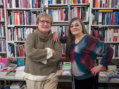 Sara Gutierrez (izquierda) y Olga Merino, en el interior de la librería Rafael Alberti en Madrid.