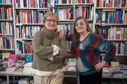 Sara Gutierrez (izquierda) y Olga Merino, en el interior de la librería Rafael Alberti en Madrid.