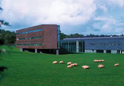 Las oficinas centrales de Bang & Olufsen en Struer, en la que trabajan 2.000 de los 10.000 habitantes que tiene la ciudad. el BeoSound 9000, un altavoz que se convirtió en éxito de ventas en 1995.