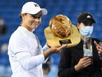 Melbourne (Australia), 07/02/2021.- Ashleigh Barty (L) of Australia poses with the trophy after winning the Yarra Valley Classic - WTA 500 final match against Garbine Muguruza of Spain at Melbourne Park in Melbourne, Australia, 07 February 2021. (Tenis, España) EFE/EPA/DAVE HUNT AUSTRALIA AND NEW ZEALAND OUT