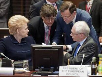 El jefe del Ejecutivo español español, Mariano Rajoy (2-d), junto al intérprete Carlos Ameller (2-i) conversa con el presidente del Consejo Europeo, Herman Van Rompuy (d), en presencia de la presidenta de Lituania, Dalia Grybauskaite, poco antes de la segunda jornada de la cumbre de Jefes de Estado y de Gobierno de la Unión Europea (UE) que se ha está celebrado en Bruselas.