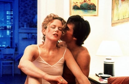 En cuanto a su vida privada, Tom Cruise se ha casado tres veces. Con Nicole Kidman compartió escenas y película en 'Días de Trueno' en 1990, cuando la actriz tenía apenas 22 años y Cruise, 28. Tras ese primer rodaje, se enamoraron y en la víspera de Navidad de 1990 se dieron el "sí, quiero". No compartirían muchas más películas, hasta que Stanley Kubrick los emplazó a protagonizar 'Eyes Wide Shut' (1999), un rodaje polémico y agotador de 400 días. Seria en febrero de 2001, y tras más de 10 años casados y dos hijos adoptados, Isabella y Connor, cuando la pareja anunciaría su separación. Una imagen para la historia es el gesto de felicidad de la actriz al firmar los papeles del divorcio, pero eso ya es para otra fotogalería.