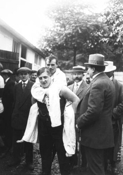 Odile Defraye, cargado por un hombre tras ganar el Tour de 1912.