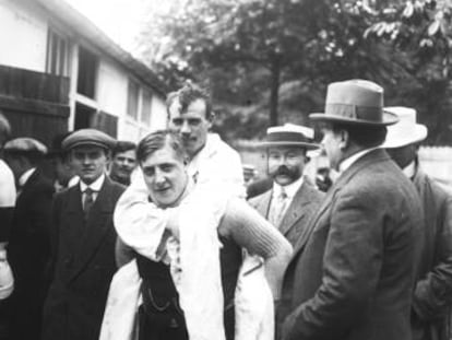 Odile Defraye, cargado por un hombre tras ganar el Tour de 1912.
