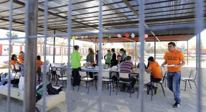 Participantes en el encierro, en el patio del colegio Ciutat de Cremona en Alaquàs.