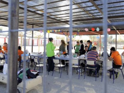 Participantes en el encierro, en el patio del colegio Ciutat de Cremona en Alaqu&agrave;s.