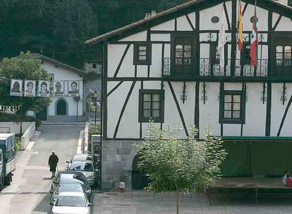 El Ayuntamiento de Lizartza, con las banderas española y vasca. A la izquierda, fotografías de presos etarras.