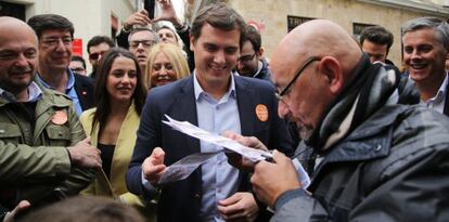 El candidato de Ciudadanos, Albert Rivera, durante un acto de campaña en la Plaza de España de Cádiz.