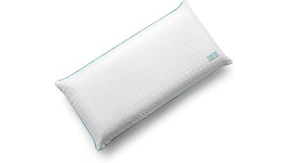 Productos para dormir fresco sobre fondo blanco.