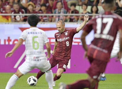 Andrés Iniesta (centro), lanza el esférico durante el partido frente al Shonan Bellmare.