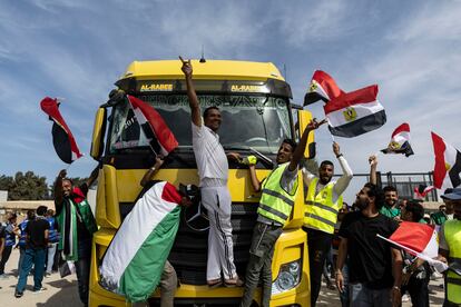 Voluntarios y personal de diferentes ONGS, celebran el regreso de los camiones a Egipto, tras descargar la ayuda humanitaria en Gaza.