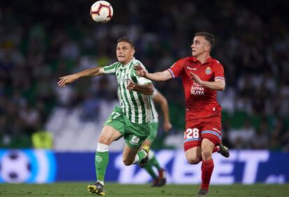 Joaquín y Pedrosa pelean por un balón.