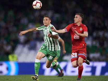 Joaquín y Pedrosa pelean por un  balón. 