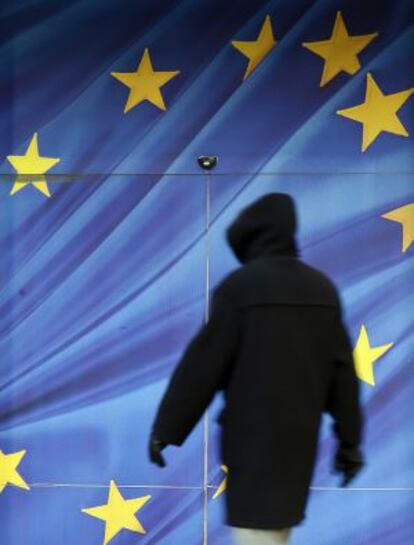 Un ciudadano pasea junto a la Comisión Europea en Bruselas.