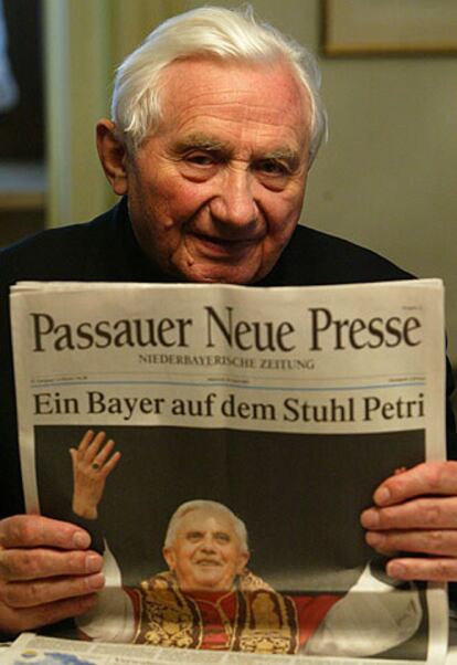 Georg Ratzinger muestra un diario con la fotografía de su hermano.