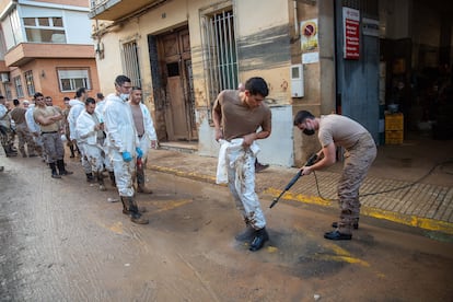 Final de la jornada de trabajo de una unidad del Ejercito en Paiporta.