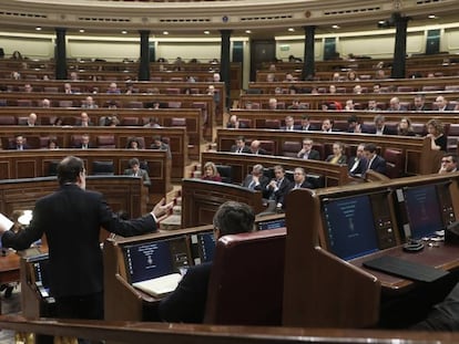 El presidente Mariano Rajoy, de espaldas, en una sesión de control al Gobierno.