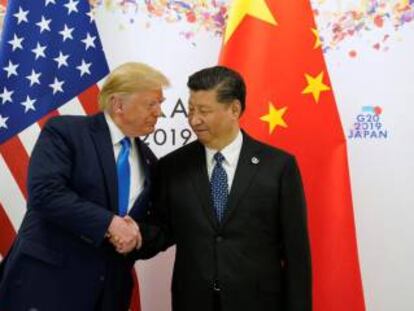 Donald Trump shakes y Xi Jinping, el s&aacute;bado en Osaka (Jap&oacute;n).