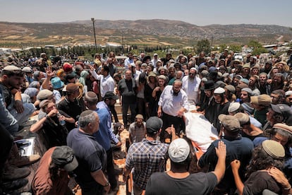 Entierro de Nahman Mordof, un israelí de 17 años víctima de un atentado, este miércoles en el asentamiento de Shilo, en Cisjordania.