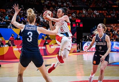 Silvia Domínguez busca el pase ante las defensoras eslovacas. fiba