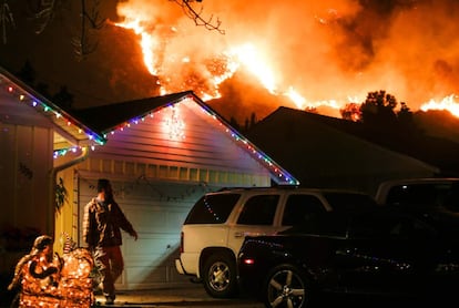 En la noche del lunes al martes, miles de personas tuvieron que abandonar sus casas con lo puesto ante la velocidad del fuego. Los testigos aseguran que el incendio cruzó el pueblo de Santa Paula de lado a lado en media hora. Los vientos superaron los 100 kilómetros por hora. En la imagen, un vecino de Santa Paula se dispone a abandonar su casa aquella noche. 