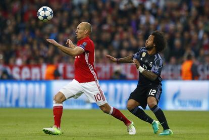 El jugador del Bayern de Múnich Arjen Robben controla el balón ante la presión de Marcelo del Real Madrid.
