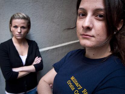 Kori Cioca (izquierda) y Panayiota Bertzikis fueron violadas mientras prestaban servicio como guardacostas.
