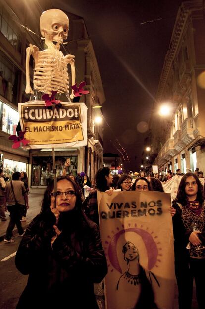 La marcha recorrió las calles más céntricas de Quito, alcanzando su punto final en la Avenida 24 de Mayo ya entrada la noche, donde se celebró un festival de música. En la fotografía, una mujer sostiene un cartel que alerta sobre las fatídicas consecuencias del machismo. Desde que en agosto de 2014 entrara en vigor el Código Orgánico Integral Penal en Ecuador, que por primera vez tipificó el femicidio como un delito en sí mismo, se han registrado en el país 152 casos de asesinato o tentativas del mismo por motivo de género, según datos del Consejo de la Judicatura.