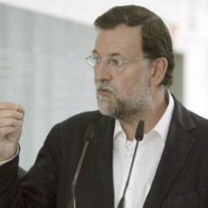 El líder del PP Mariano Rajoy junto con el presidente de la diputación de Pontevedra, Rafael Louzán.