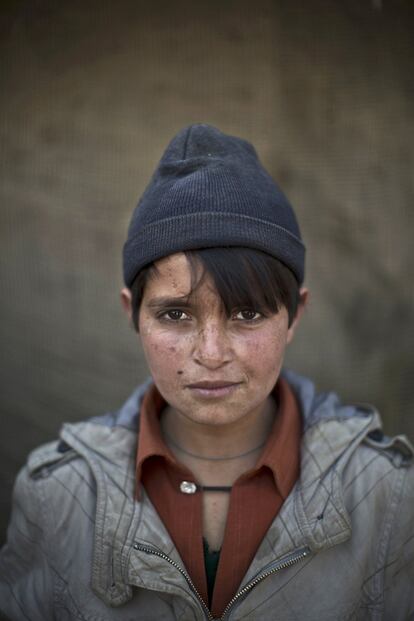 Abdulrahman Bahadir de 13 años posa para una foto en el barrio de las afueras de Islamabad (Paquistán) donde jugaba con otros niños refugiados afganos. 