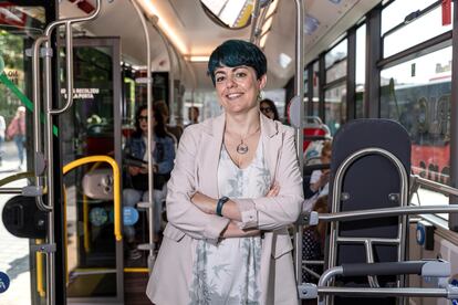 Marta Serrano, ingeniera de caminos, experta en movilidad y fundadora de Mujeres en Movimiento, en un autobús de la EMT de Valencia. 
