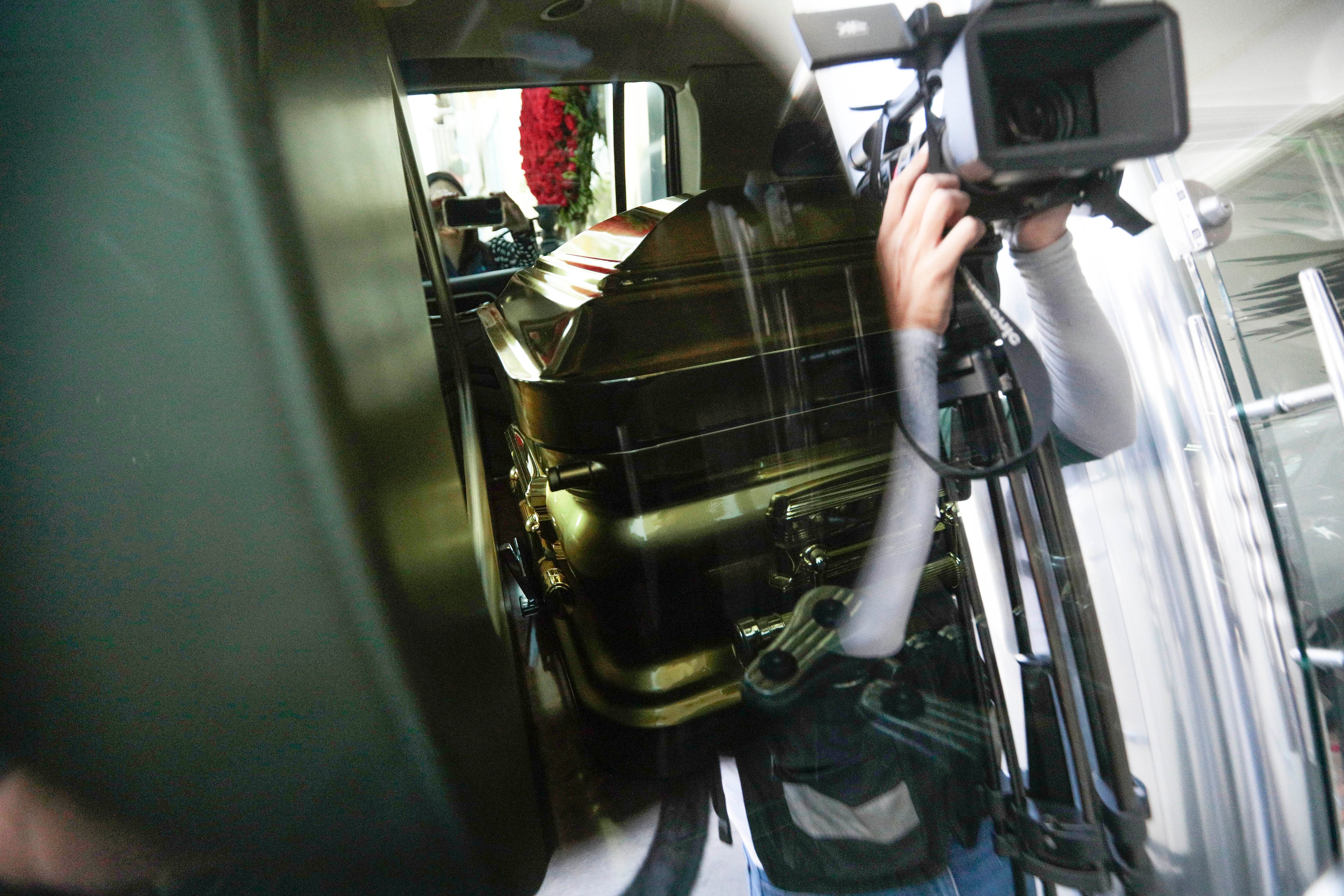 Ataúd del Mencho en la carrosa funebre que salió de la funeraria La Paz, el 2 de marzo.