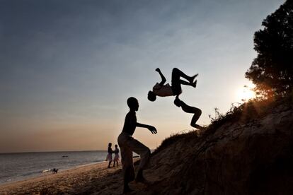 En 2012 tomé esta fotografía en una playa en Mozambique. Podría haber sacado a niños llenos de moscas y hambrientos, pero me parece importante contar que, a pesar de la pobreza (sin dejar de decir que es importante trabajar para reducirla), los niños también se divierten y juegan. A su manera, son felices.