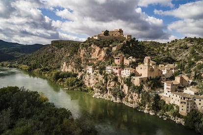 El castillo templario del siglo XII es uno de los principales reclamos de <a href="https://elviajero.elpais.com/elviajero/2015/04/30/actualidad/1430412842_367144.html" target="_blank">Miravet</a>, en la provincia de Tarragona. Los visitantes primero admiran sus murallas y curiosean por sus estancias, para luego disfrutar de una de las villas con más encanto de Cataluña, colgada sobre el Ebro, y de sus muchas posibilidades de turismo activo, que incluyen navegar por el río, caminar y escalar la montaña. No hay que perderse su Iglesia Vieja, su Cap de la Vila (el pueblo viejo), su cerámica ni su paso de la barca, el último transbordador fluvial que permite cruzar el Ebro entre Miravet y la C-12 (Eje del Ebro) en una barca sin motor que aprovecha la fuerza del agua y la pericia del barquero. <br></br> Más información: <a href="http://www.turismemiravet.cat/" target="_blank">turismemiravet.cat</a>