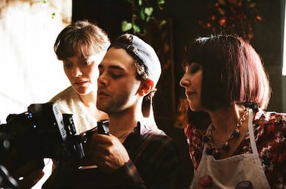 Marion Cotillard (izquierda) y Nathalie Baye miran la c&aacute;mara de Xavier Dolan en el rodaje de &#039;Solo el fin del mundo&#039;.