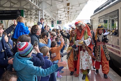 Los tres Reyes Magos a su llegada a la estación de tren de Vitoria (Álava) para protagonizar la tradicional Cabalgata, este domingo. 