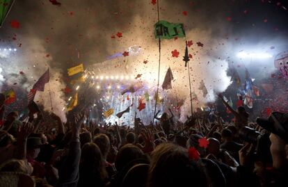 La multitud disfruta de la banda británica Rolling Stones durante su actuación en el escenario principal del Glastonbury, 29 de junio 2013.