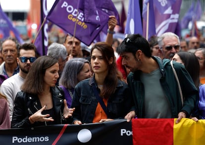 La secretaria general de Podemos, Ione Belarra (a la izquierda), y la eurodiputada y portavoz de Podemos, Isa Serra, durante la manifestación para denunciar el precio de los alquileres, este domingo.