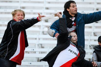 Un seguidor de River lanza un palo al campo tras el choque.