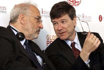 Stiglitz (izquierda) junto a Sachs, ayer durante el acto organizado por la Fundación Ideas.