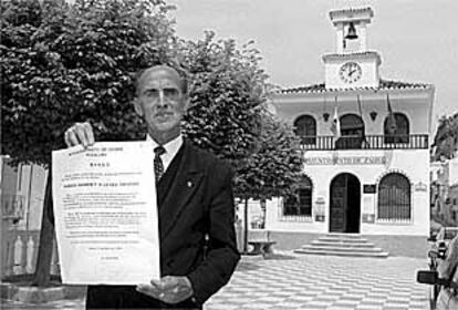 El alcalde de Zagra, José León, ayer, con su bando.