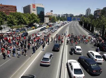 Trabajadores de Iveco cortan la autovía de Barcelona.
