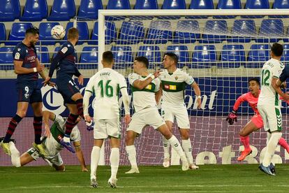 El delantero del Huesca Rafa Mir marca el 1-0 ante el Elche