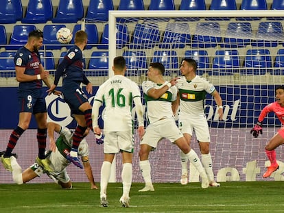 El delantero del Huesca Rafa Mir marca el 1-0 ante el Elche